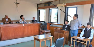 Juan Pablo Ayala Arias (derecha, de pie) fue condenado a once años de prisión por haber asesinado de una puñalada a un hombre, en Jujuy.