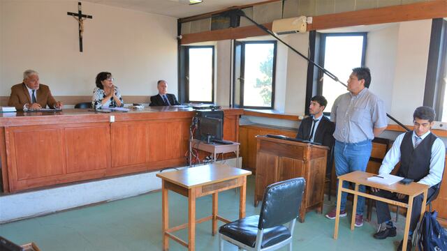 Juan Pablo Ayala Arias (derecha, de pie) fue condenado a once años de prisión por haber asesinado de una puñalada a un hombre, en Jujuy.