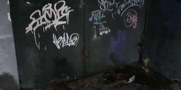 En los portones sobre Suipacha y Güemes quedaron las huellas de las llamas producto del combustible derramado.