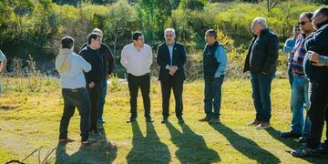 El gobernador Jalil recorrió el lugar junto al senador Augusto Ojeda, el intendente Ariel Ojeda y técnicos de Vialidad Provincial.