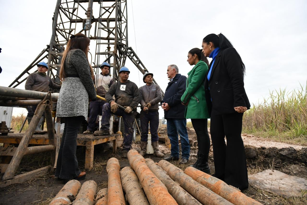 El gobernador habilitó alumbrado público en la ex Ruta 38 y supervisó la repavimentación de la Ruta 331, adoquinado y un nuevo pozo de agua.