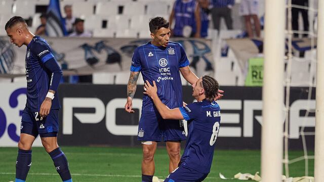 Gol de Matías Galarza y triunfo de Talleres. El paraguayo lo festejó con baile, y el saludo de Rubén Botta (Prensa Talleres).