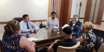 Un grupo de ahorristas que protestaban en Plaza Independencia fueron recibidos por representantes del gobierno