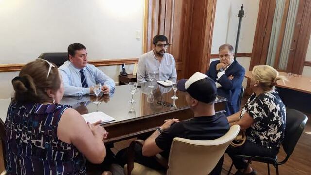Un grupo de ahorristas que protestaban en Plaza Independencia fueron recibidos por representantes del gobierno