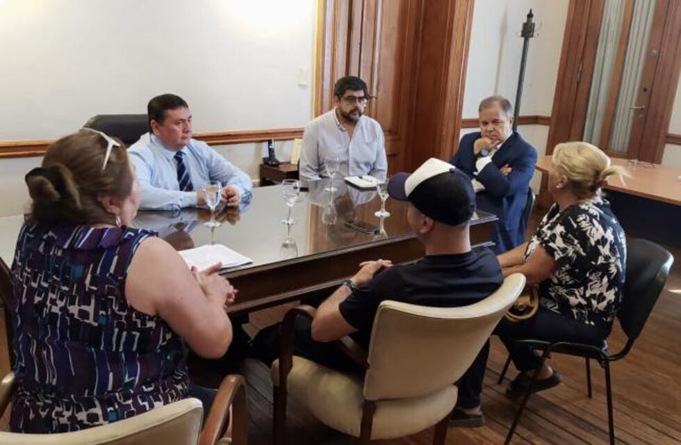 Un grupo de ahorristas que protestaban en Plaza Independencia fueron recibidos por representantes del gobierno