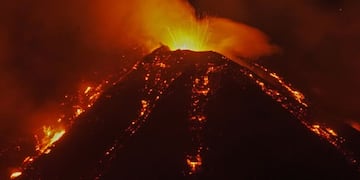 La imponente erupción del volcán Etna en Italia