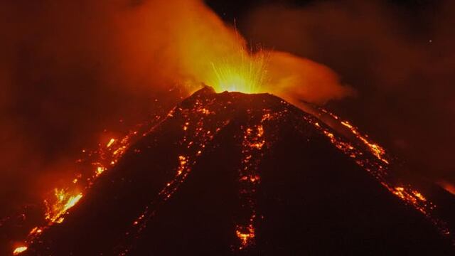 La imponente erupción del volcán Etna en Italia