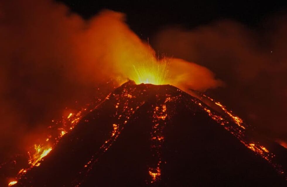La imponente erupción del volcán Etna en Italia