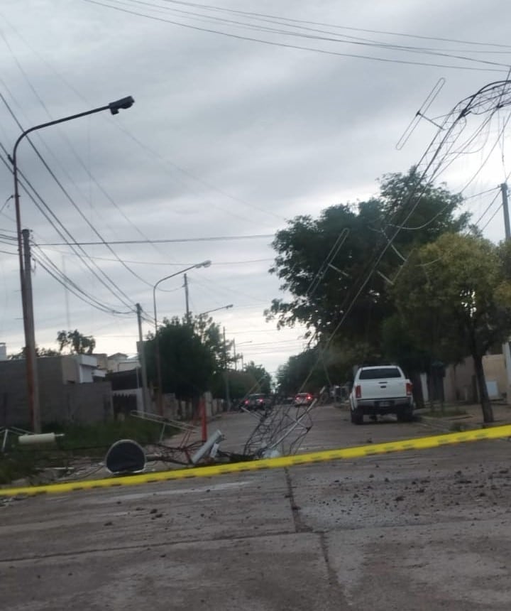 Fuerte temporal de viento y granizo afectó viviendas y diferentes servicios en Arroyito
