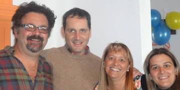 El abogado de 52 años (segundo desde la izquierda) accedió al dispositivo OrCam MyEye Pro con el apoyo del futbolista de PSG.