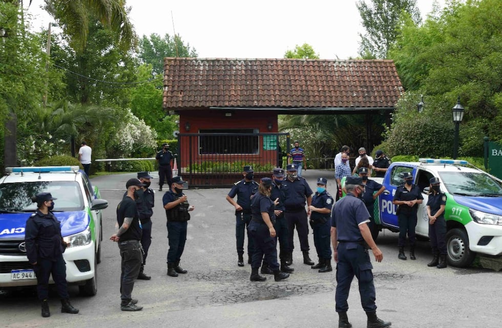 Causa Diego Maradona: allanaron la casa de un hombre que estuvo cuando murió y no lo declaró