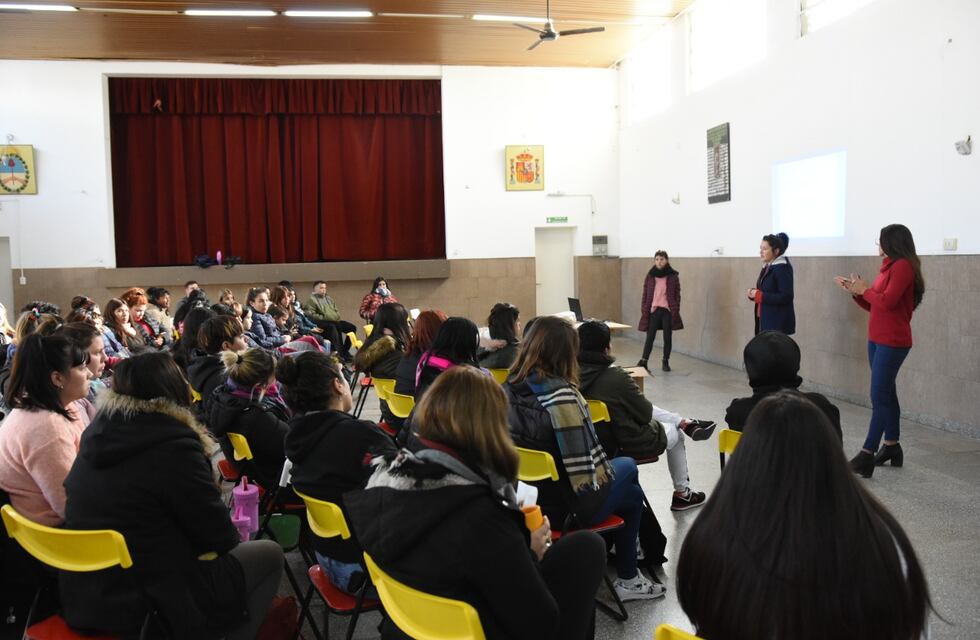 Charla sobre género a jóvenes que participan en programas de empleo