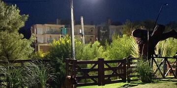 Instalan nuevas luminarias en Pehuen Co