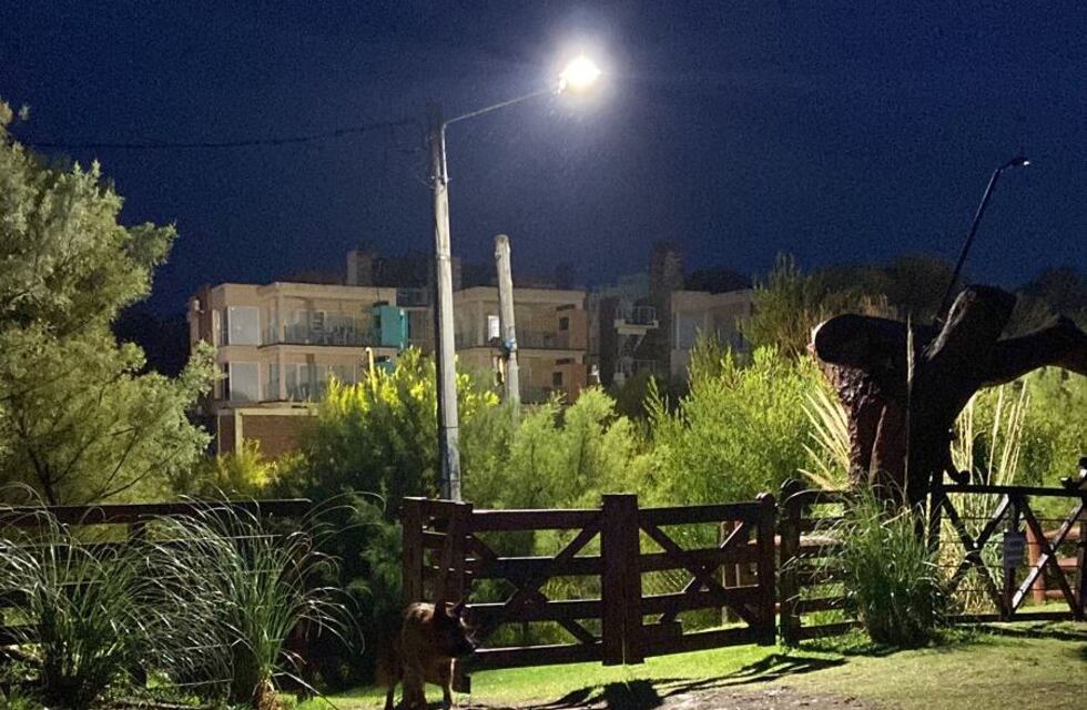 Colocan luminarias en Pehuen Co