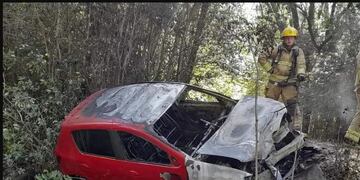 Robaron un auto, chocaron contra una camioneta y cayeron a un barranco, durante la huida.