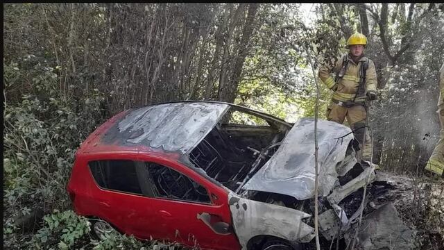Robaron un auto, chocaron contra una camioneta y cayeron a un barranco, durante la huida.