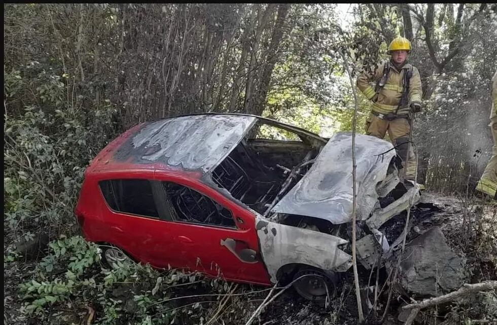 Robaron un auto en Córdoba, chocaron y terminaron cayendo en un barranco