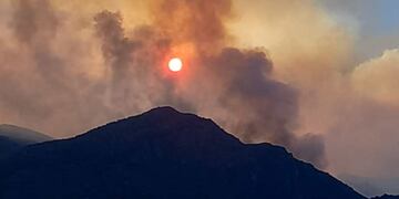 El fuego alcanzó la cumbre del cerro Santa Elena, que divide el lago Steffen del río Manso.