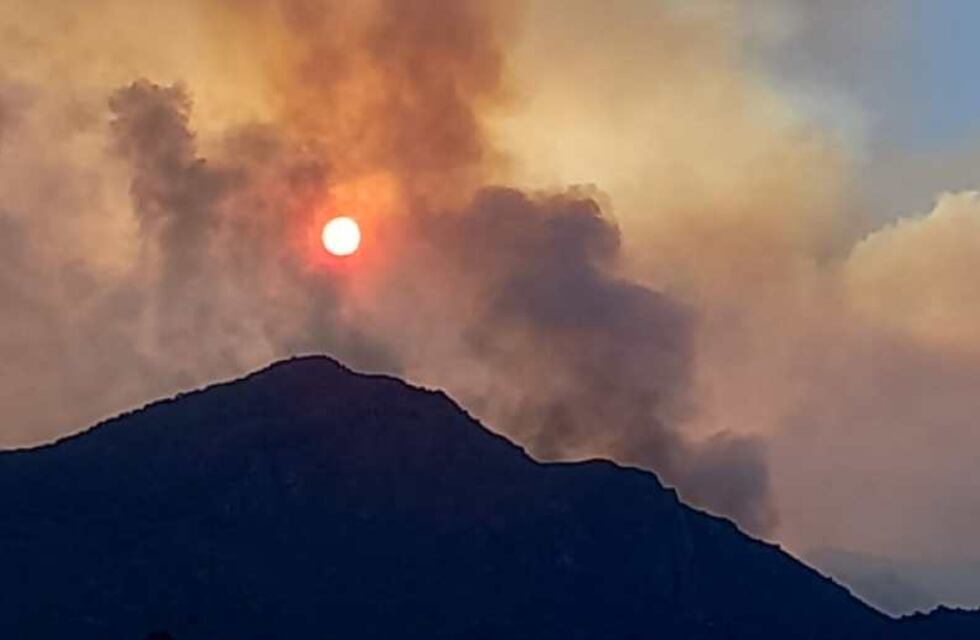 El incendio en el lago Steffen llegó a la cumbre del cerro Santa Elena