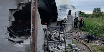 El incendio acabó con un depósito una fábrica en Córdoba.