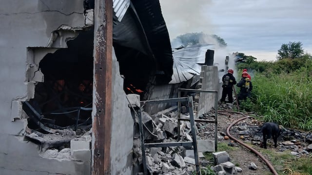 El incendio acabó con un depósito una fábrica en Córdoba.