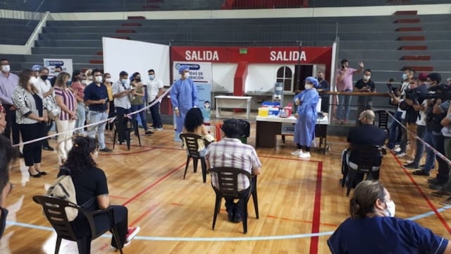 Si bien en un primer momento se esperaban 4.700 vacunas, la primera tanda fue de 2.250 y las 2.450 restantes  llegarían el próximo jueves 7 de enero