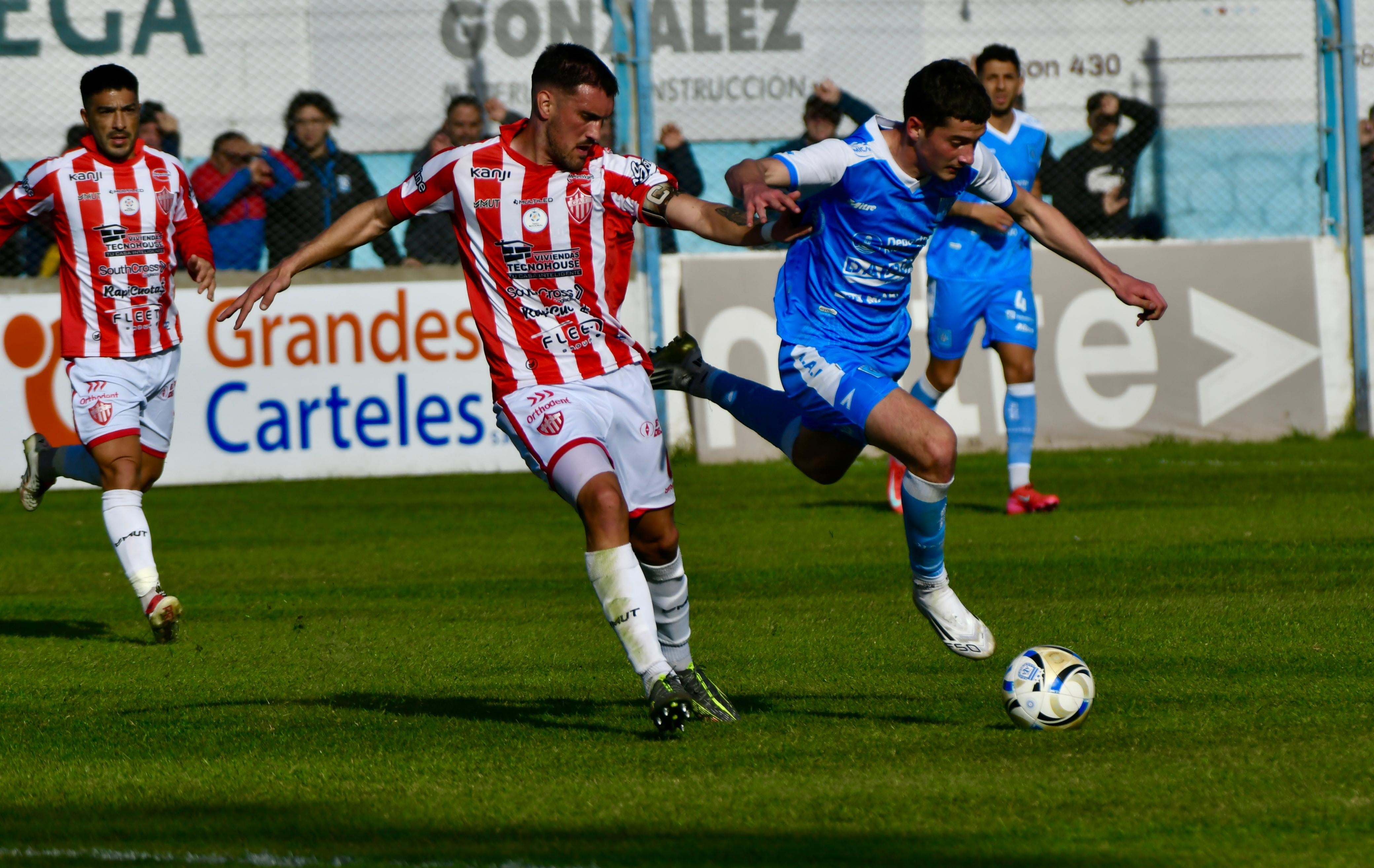 Estudiantes de Río Cuarto recibió a Talleres de Remedios de Escalada por la Primera Nacional. (Tomás Fragueiro / La Voz)