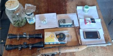 La carabina automática y el resto de la droga secuestrada en el operativo.