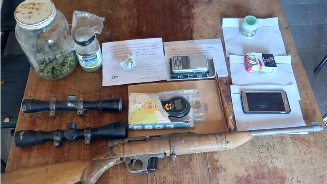 La carabina automática y el resto de la droga secuestrada en el operativo.