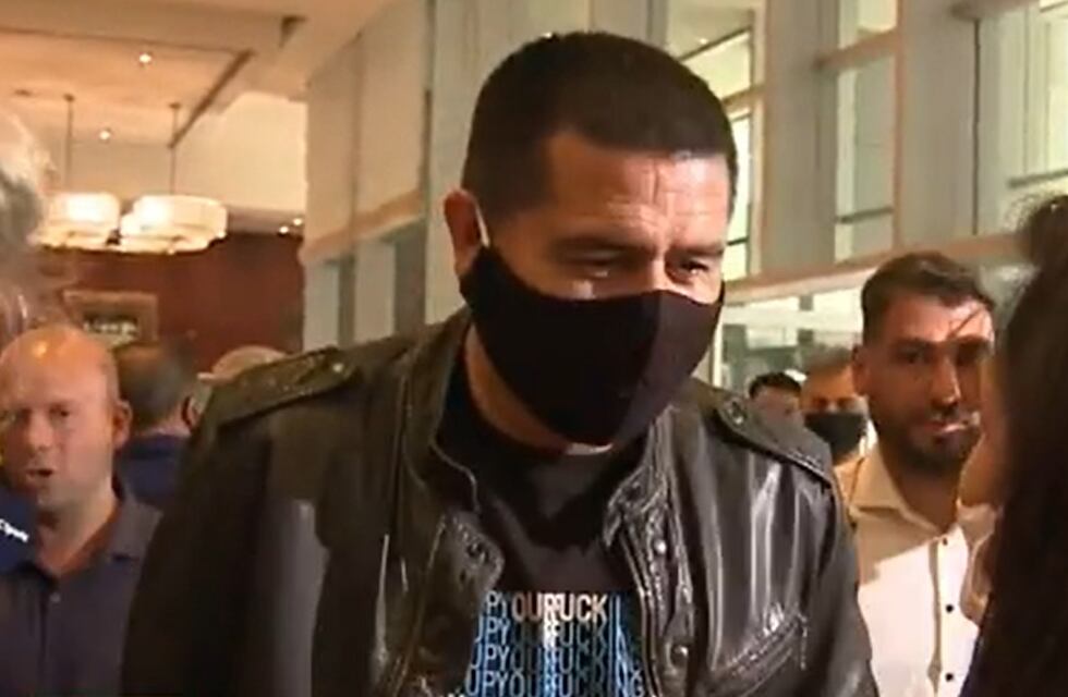 Juan Román Riquelme llegó a Mendoza en medio de un recibimiento impactante