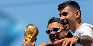 Paulo Dybala junto al Cuti Romero en los festejos del campeonato del mundo.