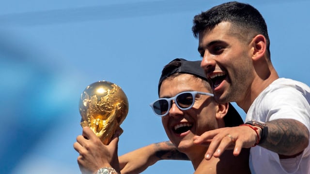 Paulo Dybala junto al Cuti Romero en los festejos.