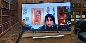 La dirigente social Milagro Sala sigue desde su domicilio particular la primera jornada de debate de un nuevo juicio en su contra.