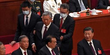 Hu Jintao, al ser retirado del recinto (AP).