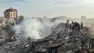 Palestinos buscan sobrevivientes tras un ataque aéreo israelí en el campo de refugiados de Nusseirat, en la Franja de Gaza, el 31 de octubre de 2023. (AP Foto/Doaa AlBaz)