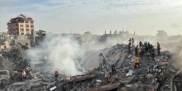 Palestinos buscan sobrevivientes tras un ataque aéreo israelí en el campo de refugiados de Nusseirat, en la Franja de Gaza, el 31 de octubre de 2023. (AP Foto/Doaa AlBaz)
