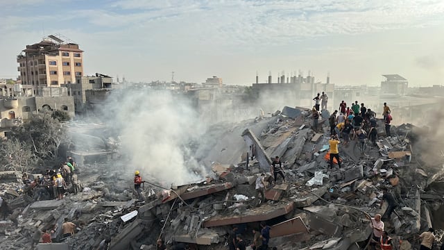 Palestinos buscan sobrevivientes tras un ataque aéreo israelí en el campo de refugiados de Nusseirat, en la Franja de Gaza, el 31 de octubre de 2023. (AP Foto/Doaa AlBaz)