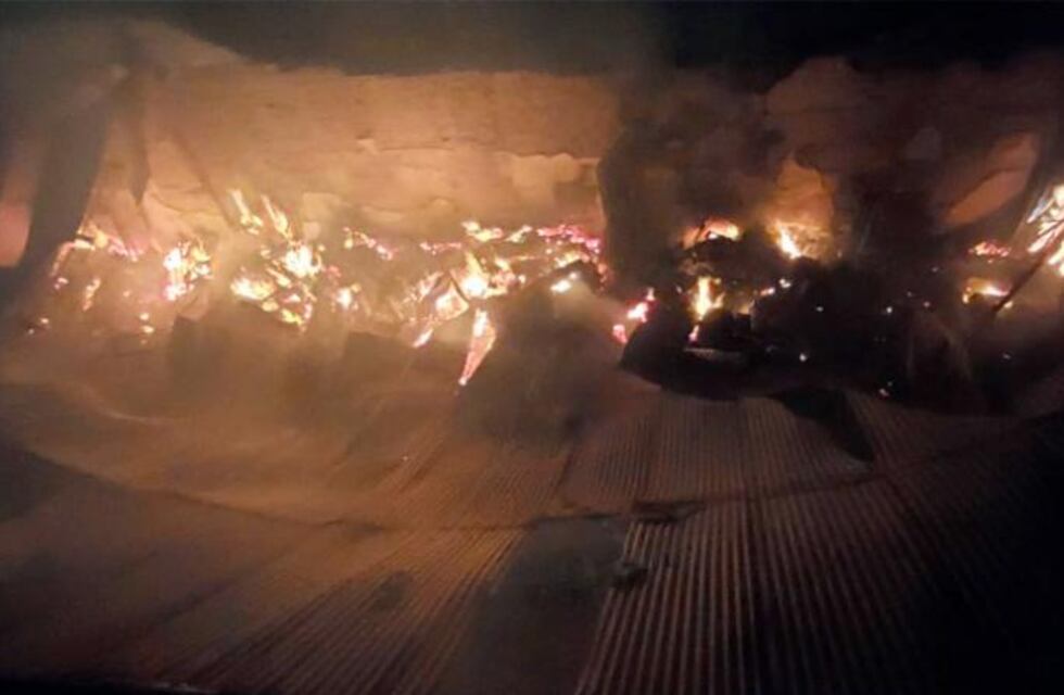 Se incendió un galpón abandonado en el centro de Córdoba y creen que fue intencional
