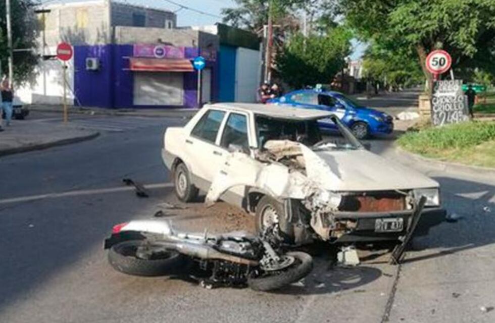 Domingo trágico en Córdoba: iba en moto y chocó de frente con un auto
