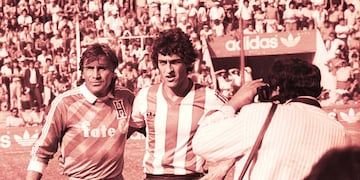 Hugo Orlando Gatti en el estadio de Instituto. 24 de abril de 1988, posando con Oscar Dertycia. El "Cocayo" le anotó cinco goles en su carrera (Archivo de Gustavo Farías).