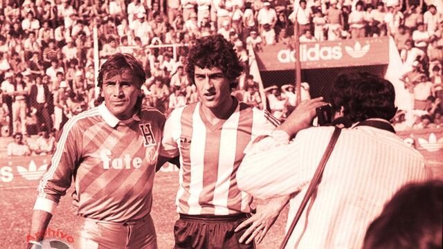 Hugo Orlando Gatti en el estadio de Instituto. 24 de abril de 1988, posando con Oscar Dertycia. El "Cocayo" le anotó cinco goles en su carrera (Archivo de Gustavo Farías).