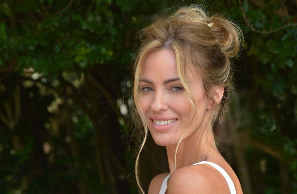 Rocío Guirao Díaz lució un vestido celeste con aberturas y cautivó a sus seguidores