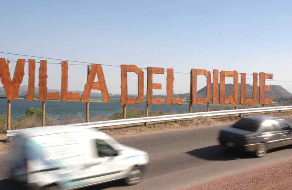 Córdoba: un motociclista chocó contra un camión con acoplado y murió