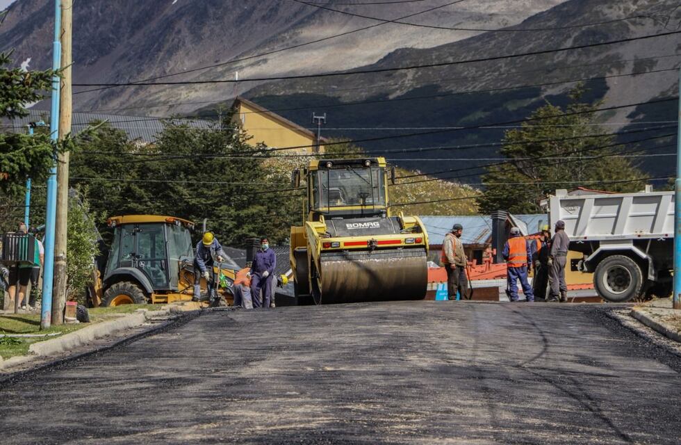 Avanza el trabajo de la segunda etapa de asfalto de calle Pontón Río Negro