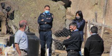 Personal policial y municipio asisiten a familia en Pampa de Achala