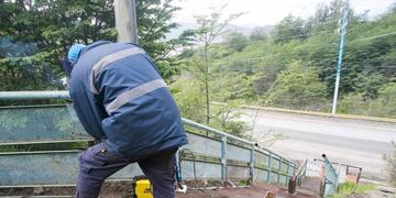 Ushuaia: construyen una escalera en el acceso al barrio Dos Banderas y sectores aledaños