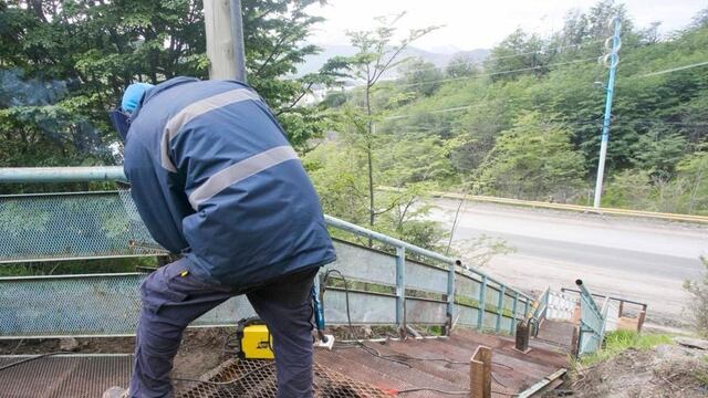 Ushuaia: construyen una escalera en el acceso al barrio Dos Banderas y sectores aledaños