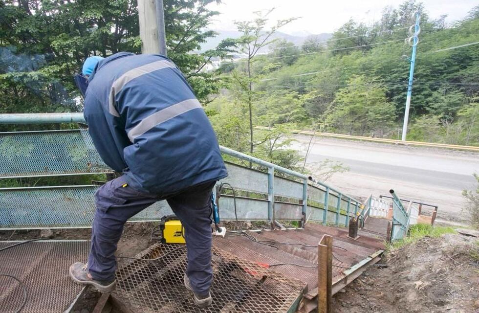 Ushuaia: construyen una escalera en el acceso al barrio Dos Banderas y sectores aledaños