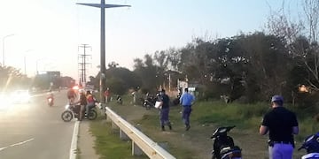 Un grupo de aproximadamente 20 familias se afincó en un terreno de unos 200x200 metros detrás del centro comercial y las casas que se encuentran sobre la avenida Combate Vuelta de Obligado.