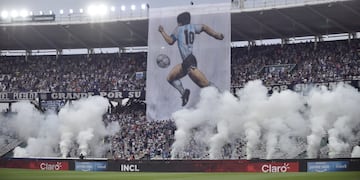 El banderón con la imagen de Diego Maradona en el estadio Kempes durante el minuto 10 del partido que jugaron Talleres y Huracán. (Facundo Luque)